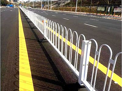 M型京式护栏应用于郊区道路中间隔离防护